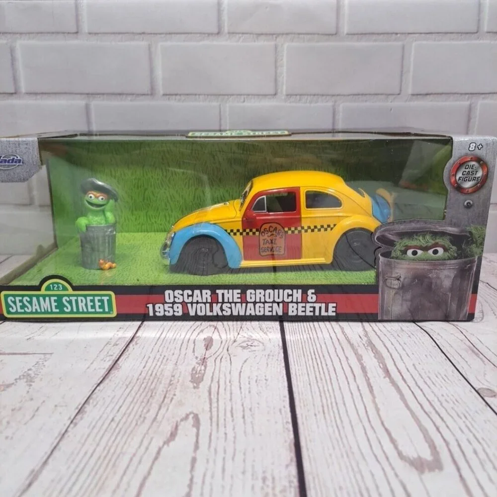 Oscar The Grouch & 1959 Volkswagen Beetle Die-Cast Model 1:43 Scale Hollywood Ri - Picture 1 of 9